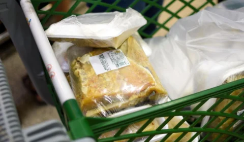 Cerca de 13 kg de bacalhau vencido é apreendido em supermercado de Manaus