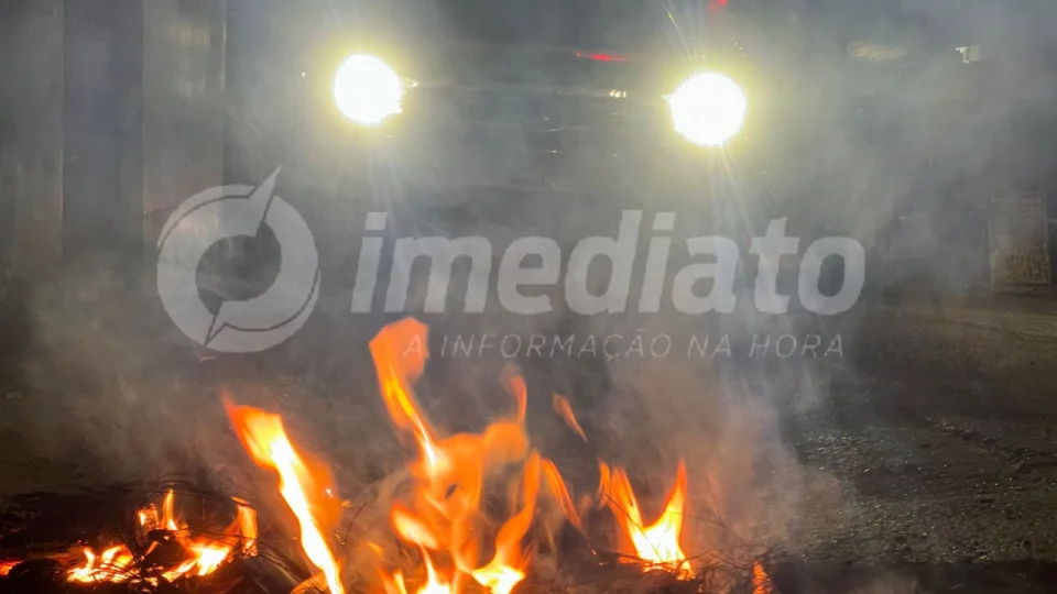 Moradores protestam após 20 dias com falta de abastecimento de água no Tarumã