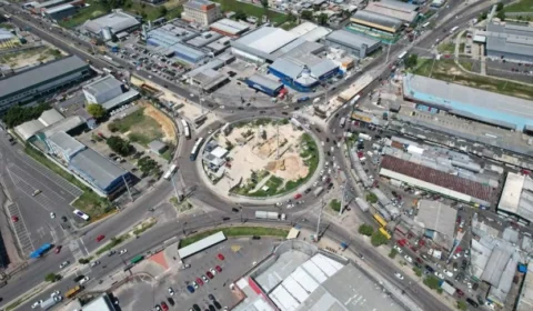 Construção de ponte desvia trânsito em trecho da Avenida Autaz Mirim