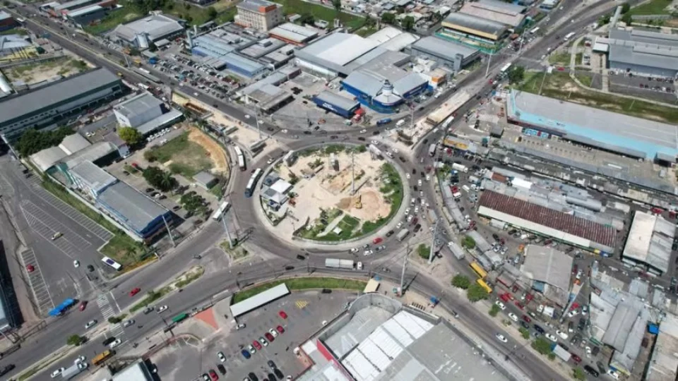 Construção de ponte desvia trânsito em trecho da Avenida Autaz Mirim