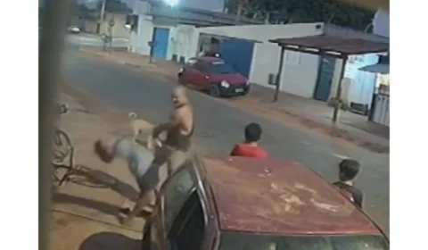 VEJA VÍDEO: após briga por manga, homem agride criança e foge