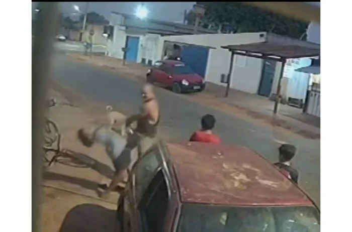 VEJA VÍDEO: após briga por manga, homem agride criança e foge