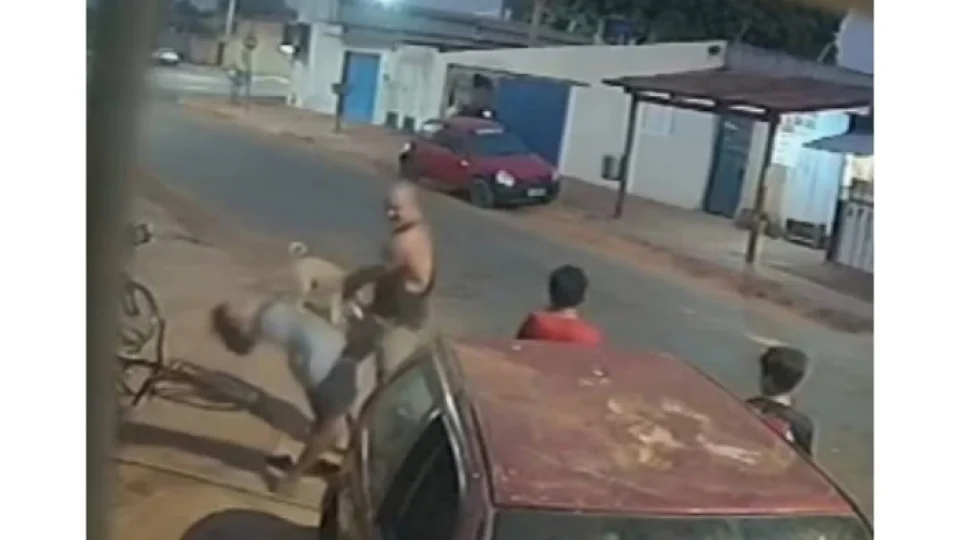 VEJA VÍDEO: após briga por manga, homem agride criança e foge