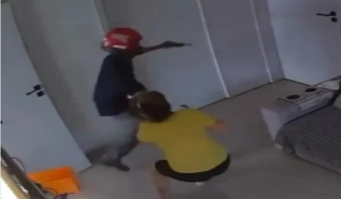VÍDEO: câmera registra falso entregador agredindo mulher durante roubo