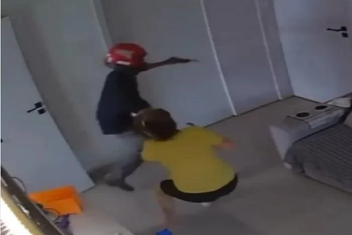 VÍDEO: câmera registra falso entregador agredindo mulher durante roubo