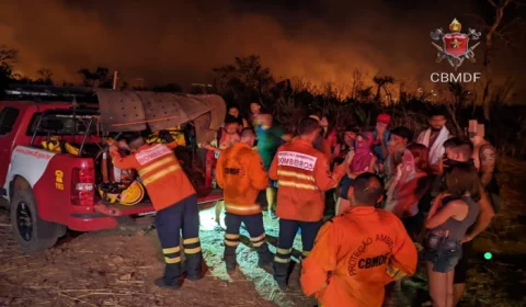 VEJA VÍDEO: banhistas ficam presos em cachoeira após incêndio atingir mata no DF