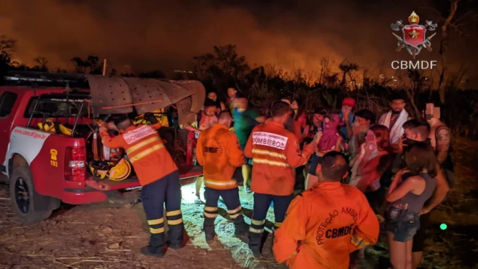 VEJA VÍDEO: banhistas ficam presos em cachoeira após incêndio atingir mata no DF