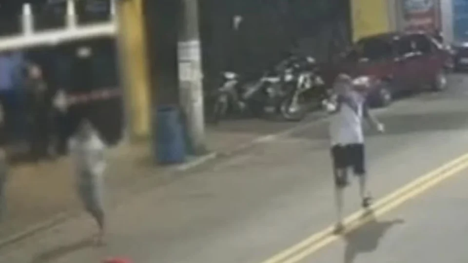 Veja Vídeo: homem é executado por ciúmes causado por beijo no rosto