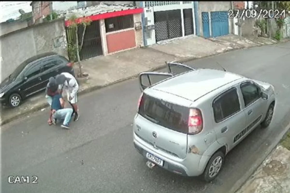 Vídeo: ladrões roubam arma de PM e ferem policial com tiro na cabeça