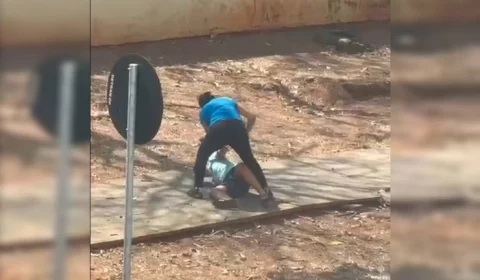 Veja Vídeo: mãe é flagrada agredindo o próprio filho próximo à escola