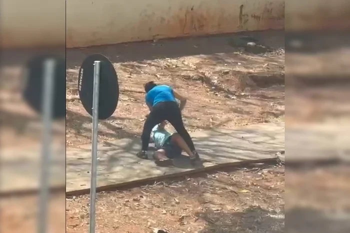 Veja Vídeo: mãe é flagrada agredindo o próprio filho próximo à escola
