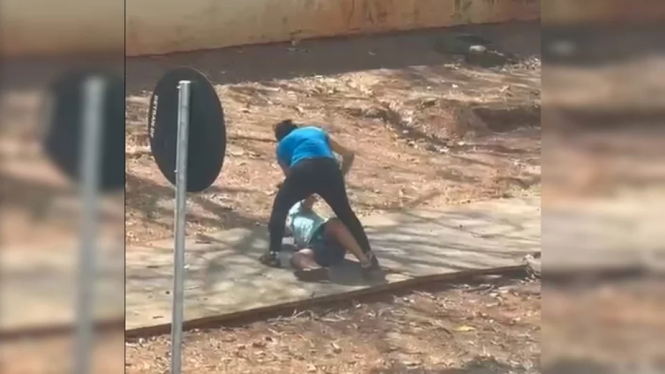 Veja Vídeo: mãe é flagrada agredindo o próprio filho próximo à escola