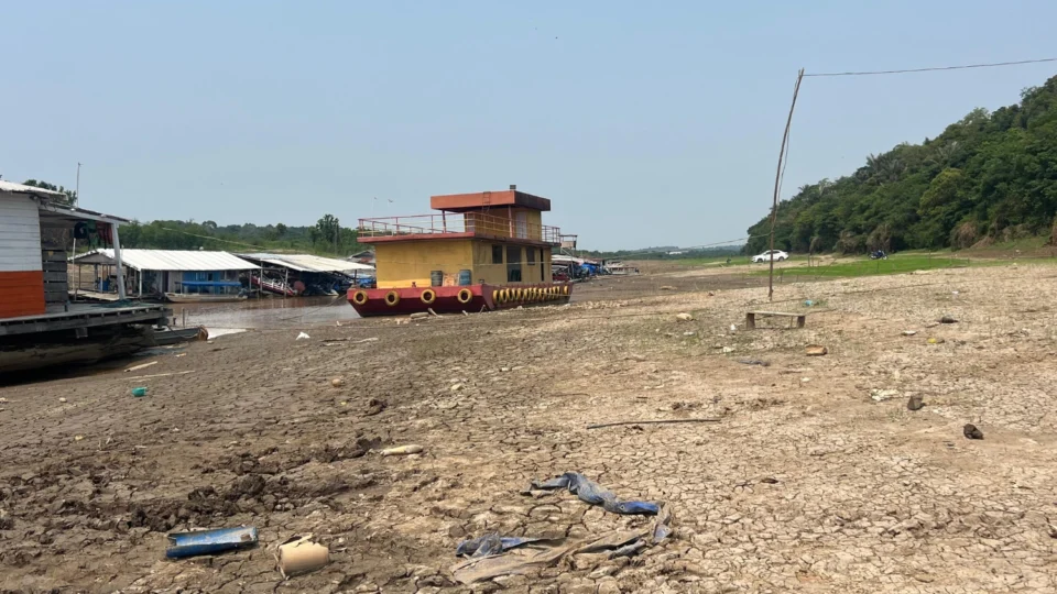 Vídeo: ‘temos que caminhar mais de 2km’, diz morador sobre seca no Lago do Puraquequara