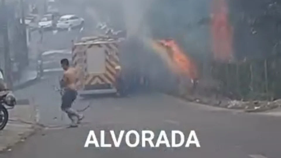 Vídeo: incêndio de mata causa pânico no bairro Alvorada 2