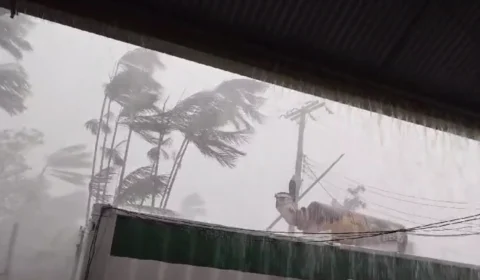 Veja vídeo: temporal causa destruição em Manacapuru e deixa moradores desesperados