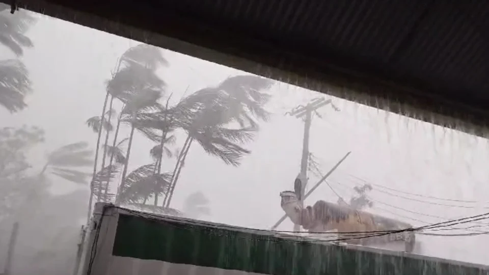 Veja vídeo: temporal causa destruição em Manacapuru e deixa moradores desesperados
