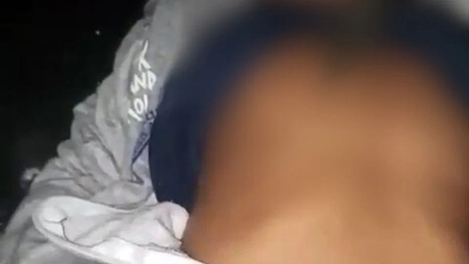 Vídeo flagra pai esfaqueando o próprio filho enquanto dormia em Salvador