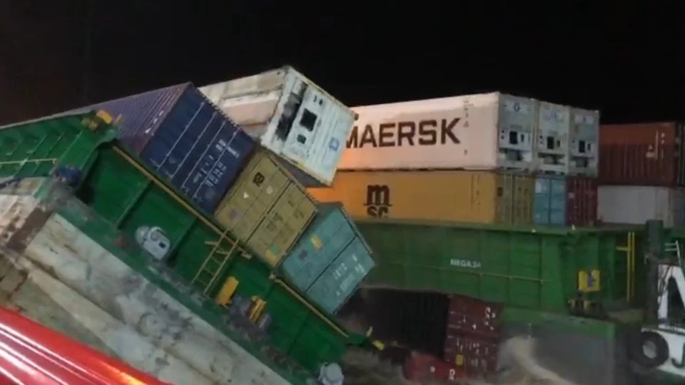 Vídeo mostra vários containers caindo no Porto Chibatão em Itacoatiara