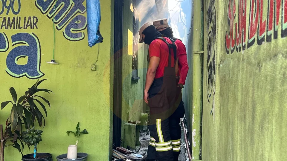 Vídeo: incêndio em vila deixa 5 famílias desabrigadas no bairro Petrópolis