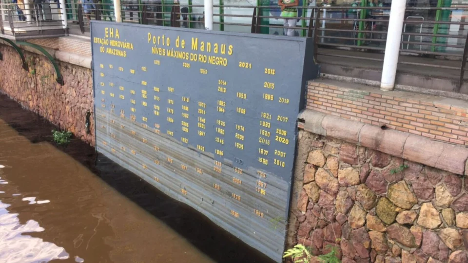 Rio Negro desce 5 metros apenas em agosto e seca avança em setembro, aponta Defesa Civil