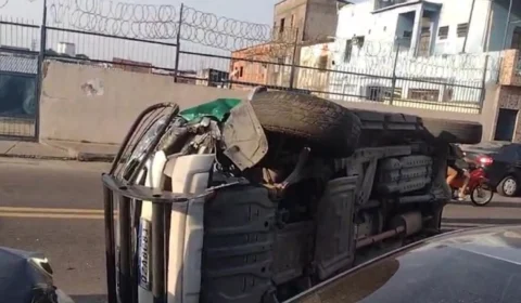 Vídeo: viatura da PM capota após perseguição no bairro da Compensa