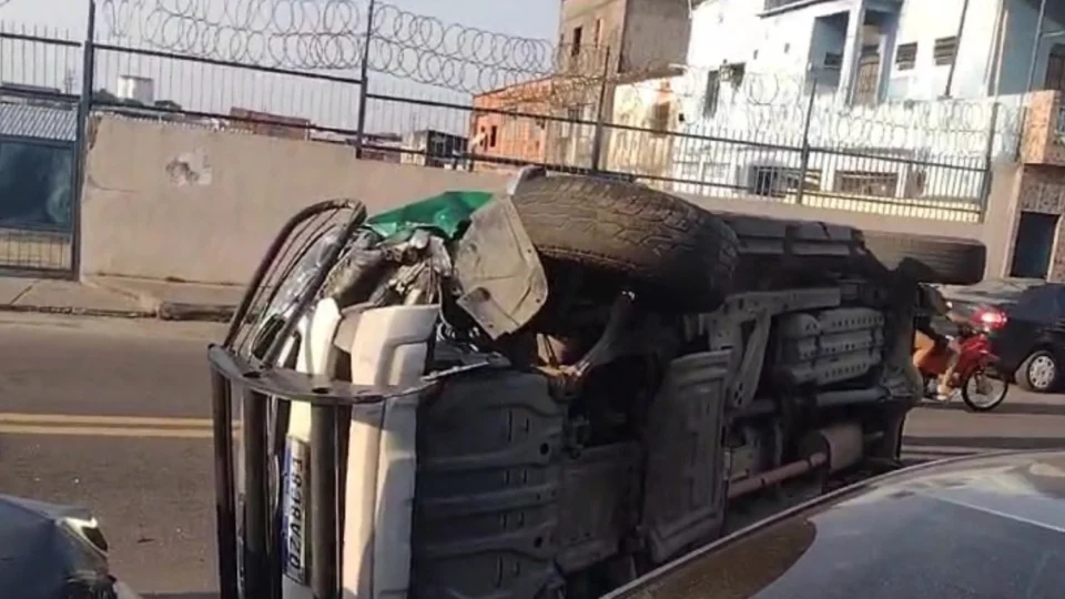 Vídeo: viatura da PM capota após perseguição no bairro da Compensa