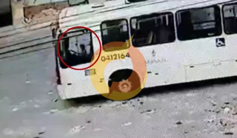 Veja o vídeo: crianças soltam freio de mão e ônibus causa acidente envolvendo 4 veículos; Homem ficou ferido