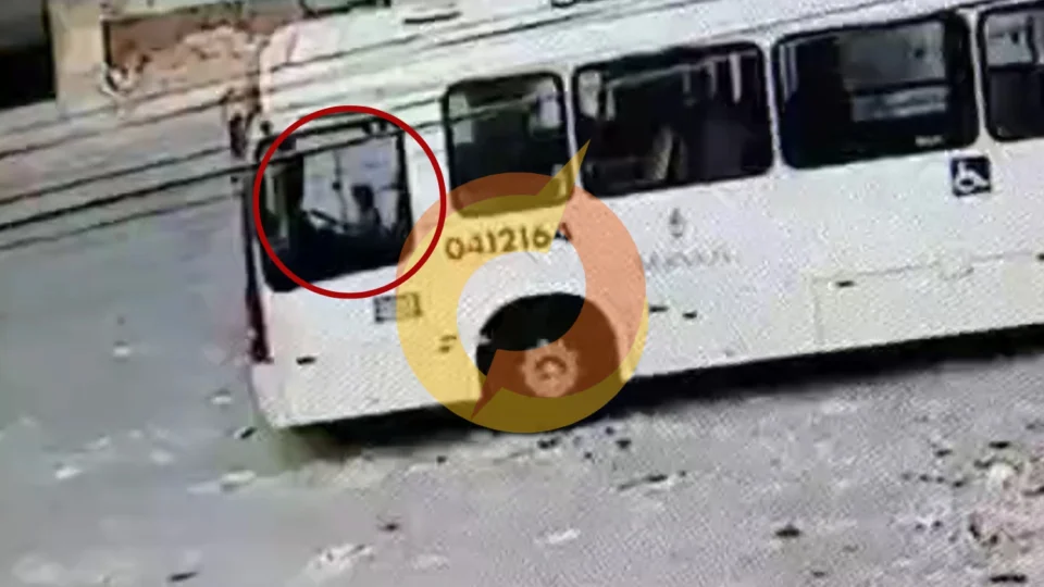 Veja o vídeo: crianças soltam freio de mão e ônibus causa acidente envolvendo 4 veículos; Homem ficou ferido