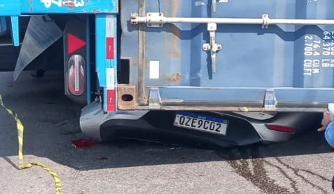 Vídeos: carreta tomba sobre veículo na Av. Desembargador Filismino Soares