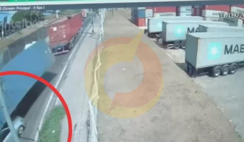 Vídeo: veja o momento em que carreta tomba em cima de carro na Estrada do Paredão