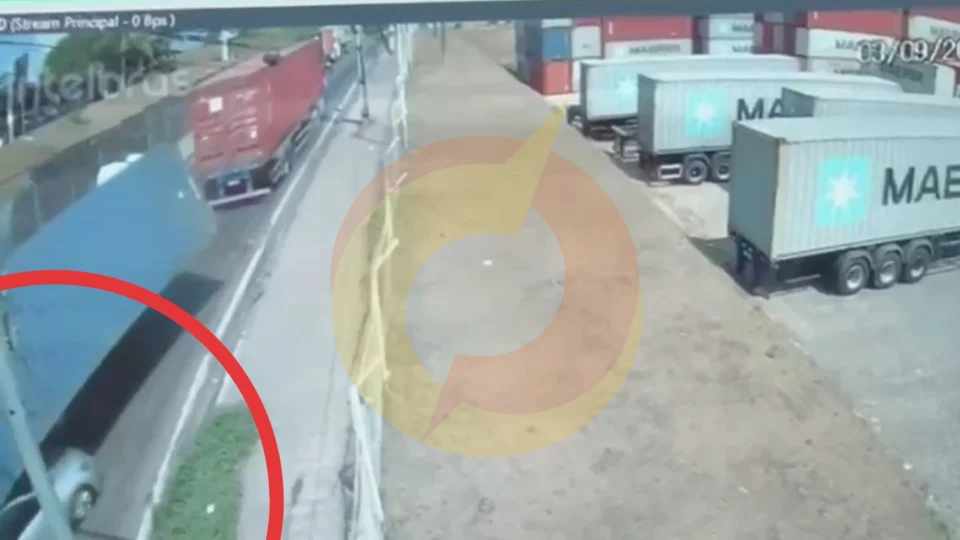 Vídeo: veja o momento em que carreta tomba em cima de carro na Estrada do Paredão