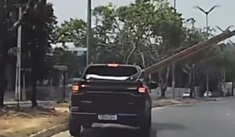 Veja vídeo: escada se desamarra em picape e quase acerta ônibus na Av. do Turismo