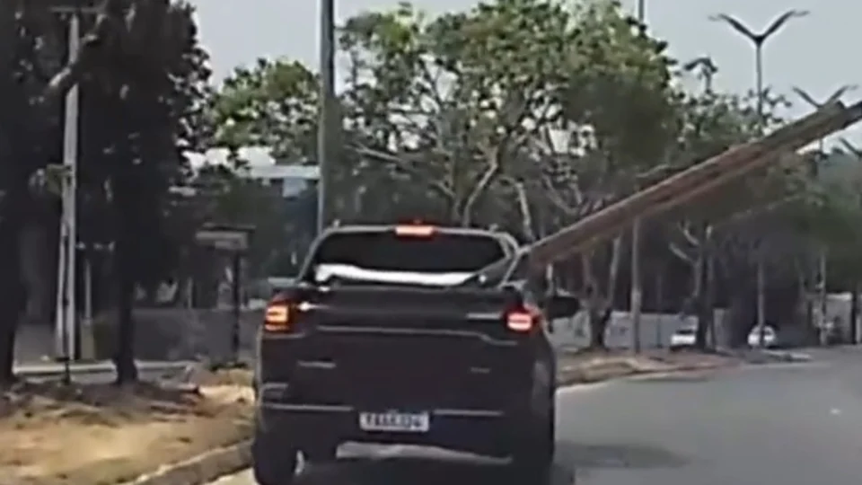 Veja vídeo: escada se desamarra em picape e quase acerta ônibus na Av. do Turismo