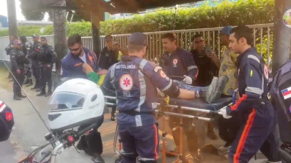 Veja o vídeo: confira o momento em que baleados são resgatados após ataque no Parque 10