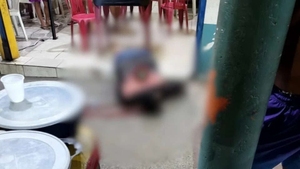 Vídeo: entregador é assassinado enquanto merendava no Jorge Teixeira