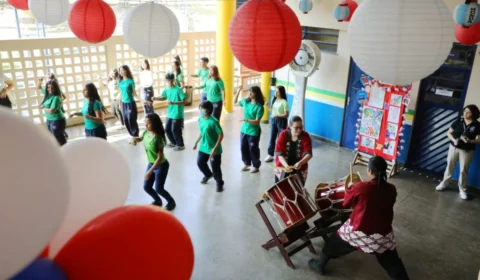 Escola estadual bilíngue português-japonês realiza festival tradicional do verão nipônico