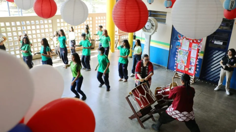 Escola estadual bilíngue português-japonês realiza festival tradicional do verão nipônico