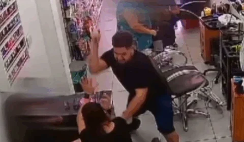 VEJA VÍDEOS: homem invade salão de beleza e mata ex-esposa a facadas