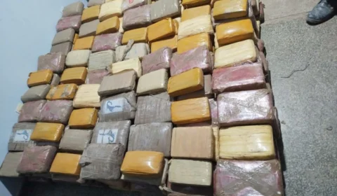 VÍDEO: lancha usada por narcotraficantes e apreendida com 362 kg de drogas no Amazonas