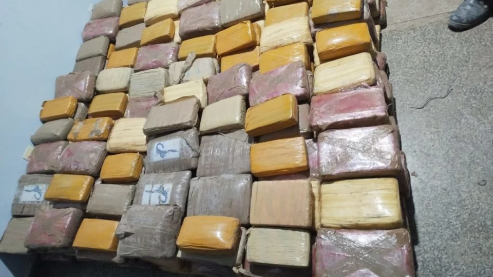 VÍDEO: lancha usada por narcotraficantes e apreendida com 362 kg de drogas no Amazonas