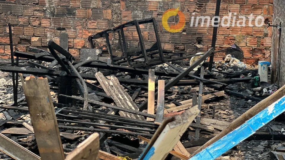Casa de madeira é destruída por fogo no bairro Alvorada 2