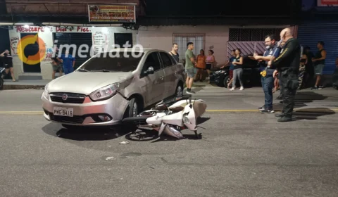 Colisão entre carro e moto deixa motociclista ferida na avenida Presidente Kenedy em Manaus