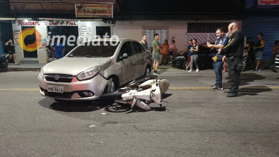 Colisão entre carro e moto deixa motociclista ferida na avenida Presidente Kenedy em Manaus