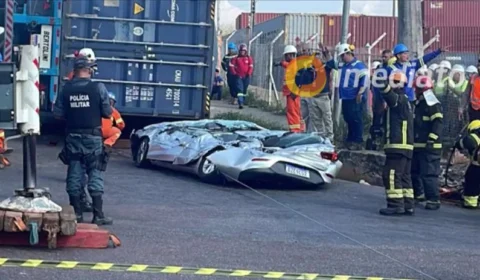VÍDEO: motorista de carro morre esmagado após carreta tombar em cima de veículo em Manaus
