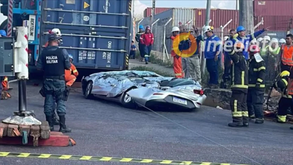 VÍDEO: motorista de carro morre esmagado após carreta tombar em cima de veículo em Manaus