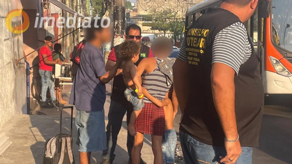 Veja momento em que crianças são encontradas em prédio usado como ‘boca de fumo’ no Centro