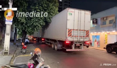 Caminhão Baú arrasta fiação e deixa comércio sem energia na avenida Joaquim Nabuco