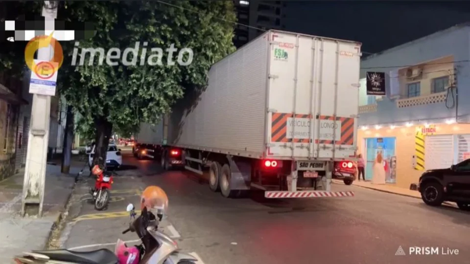 Caminhão Baú arrasta fiação e deixa comércio sem energia na avenida Joaquim Nabuco