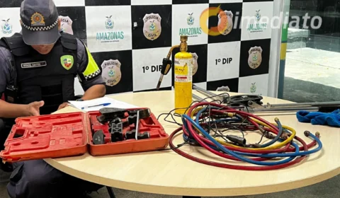 Polícia encontra ferramentas abandonadas em banco na Avenida Djalma Batista