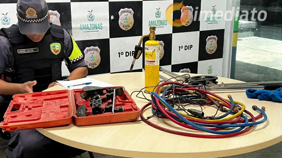 Polícia encontra ferramentas abandonadas em banco na Avenida Djalma Batista